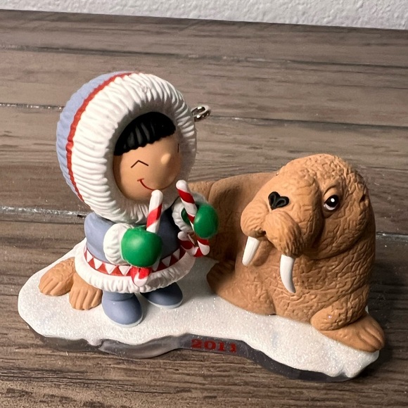 Hallmark NEW 2011 Christmas Ornament “Frosty Friends” is the 32nd in the series - Picture 4 of 10